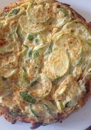 Una foto de Tortilla de zapallitos 1er plato o guarnición 🥒🧅