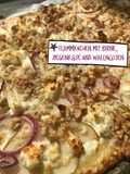Flammkuchen mit Birne, Ziegenkäse und Walnüssen