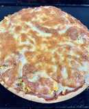 Pizza con huevo y cebolla caramelizada