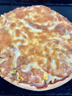 Una foto de Pizza con huevo y cebolla caramelizada