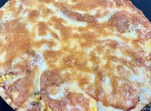 Una foto de Pizza con huevo y cebolla caramelizada