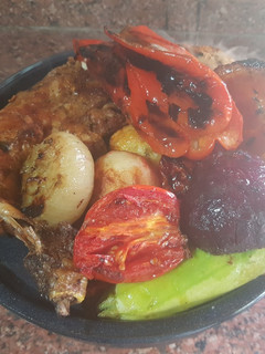 Una foto de Pollo a las brasas, con verduras asadas. #delantaldorado