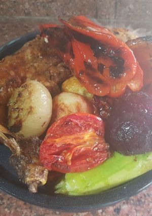 Una foto de Pollo a las brasas, con verduras asadas. #delantaldorado