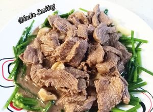 Hình của món Bò Xào Bông Hẹ kiểu người Hoa - Stir Fry Beefs w Chives Flowers.