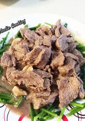 Hình của món Bò Xào Bông Hẹ kiểu người Hoa - Stir Fry Beefs w Chives Flowers.