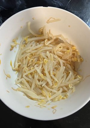 Una foto de Brotes de soja con aceite de sésamo y limón