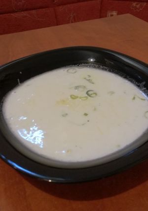 Gluténmentes sajtkrémleves újhagymával recept fotója