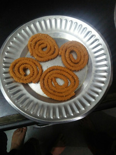 ચકરી(Chakli Recipe in Gujarati) રેસીપી મુખ્ય ફોટો