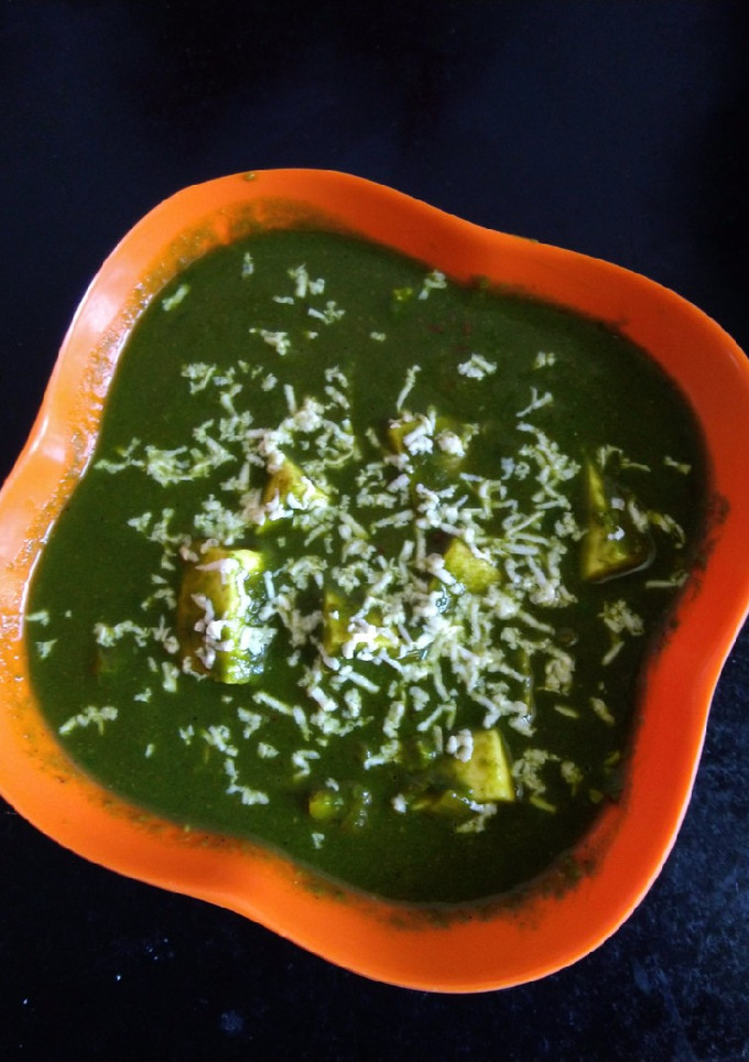 A picture of Palak paneer.
