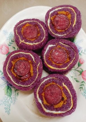 Hình của món Xôi cuộn lạp xưởng chà bông.