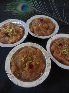 कड़ा प्रसाद / गेहूँ के आटे का हलवा (Kada prasad recipe in Hindi) रेसिपी मुख्य फोटो