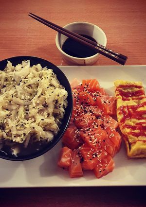 Une photo de Sashimi, Omuretsu et salade de chou blanc