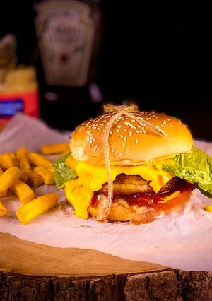ஜூஸி சிக்கன் பர்கர் (Juicy chicken burger recipe in tamil) செய்முறை முக்கிய புகைப்படம்