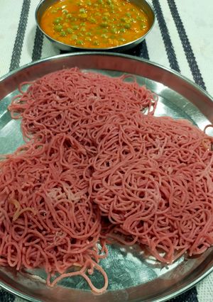 A picture of Beetroot Noolputtu (Idiyappam).