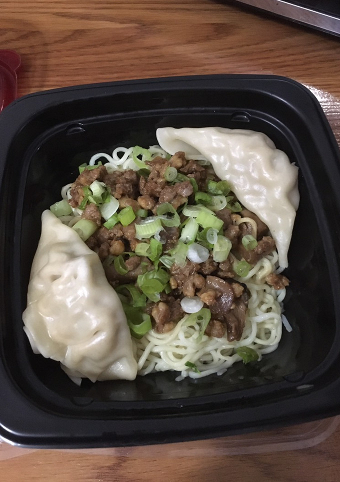 A picture of Dumpling Noodle with minced pork.