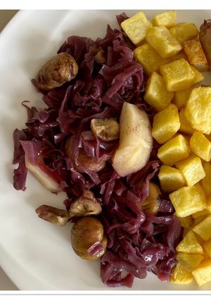 Une photo de Chou rouge aux marrons et aux pommes