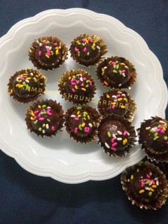 चॉकलेट बॉल्स (chocolate balls recipe in marathi) रेसिपी चे मुख्य फोटो