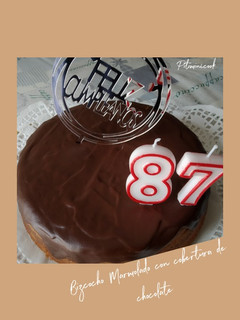 Una foto de Bizcocho marmolado con cobertura de chocolate con leche