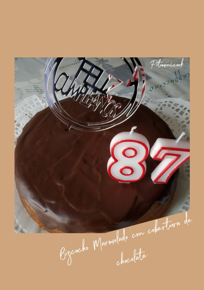Una foto de Bizcocho marmolado con cobertura de chocolate con leche