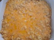 Una foto de pasta de codito con queso amarillo