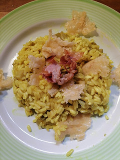 Foto di Risotto ai carciofi, con speck croccante, cialde di parmigiano, e curcuma