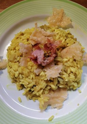 Foto di Risotto ai  carciofi, con speck croccante, cialde di parmigiano, e curcuma