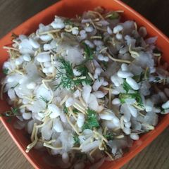 A picture of Kaccha chivda.