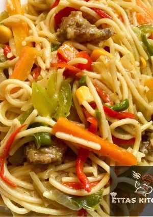 A picture of Fried spaghetti with vegetables and chopped beef.