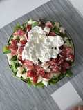 Salad rau rocket, salami, táo, lê và Burrata