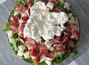 Hình của món Salad rau rocket, salami, táo, lê và Burrata.