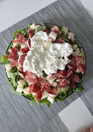 Hình của món Salad rau rocket, salami, táo, lê và Burrata.