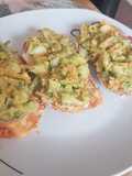 Tostada de pan de ajo con ensalada mixta de guacamole