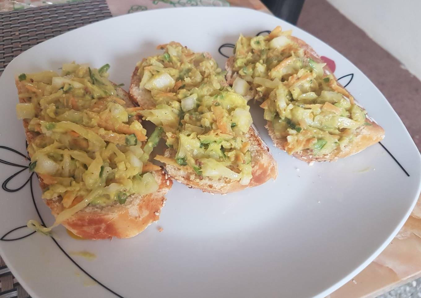 Tostada de pan de ajo con ensalada mixta de guacamole