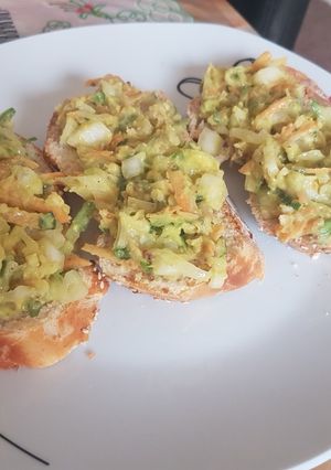 Una foto de Tostada de pan de ajo con ensalada mixta de guacamole