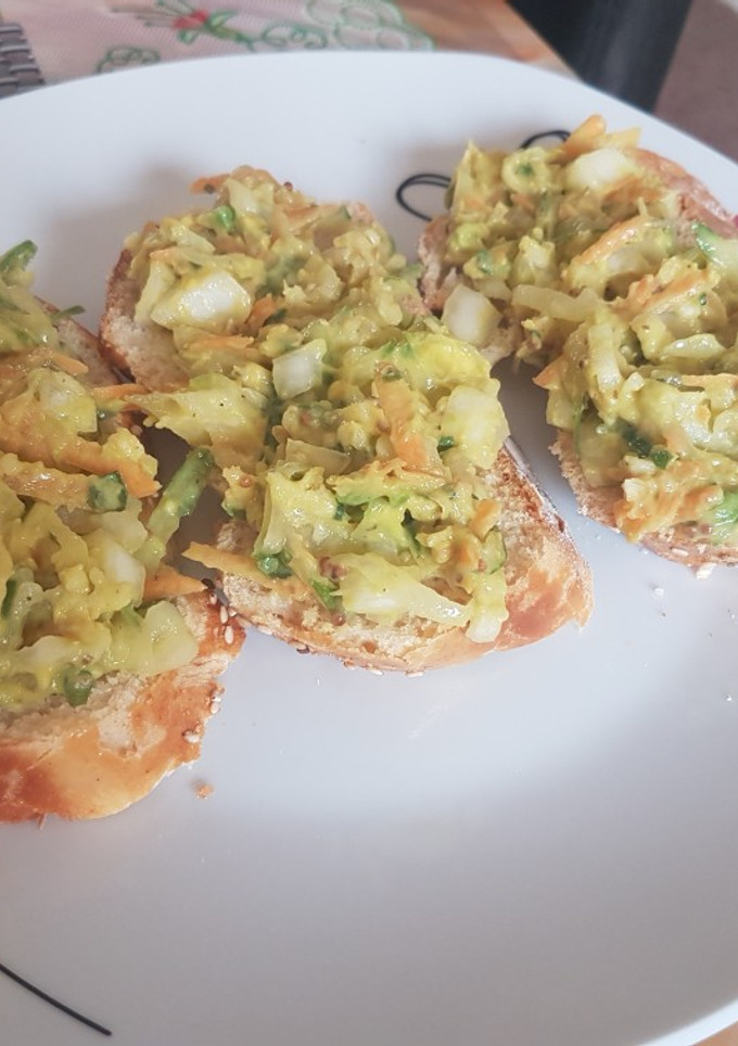 Una foto de Tostada de pan de ajo con ensalada mixta de guacamole