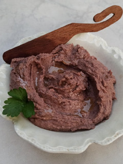 Una foto de Hummus o dip de porotos negros