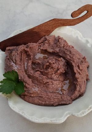 Una foto de Hummus o dip de porotos negros