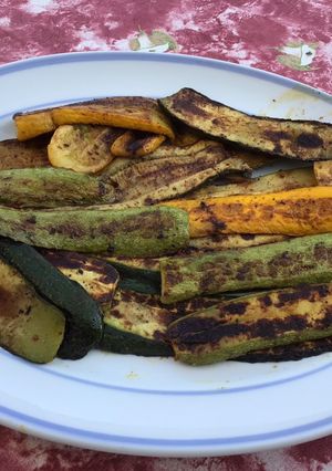 Une photo de Trio de courgettes grillées aux épices créoles et huile de truffe