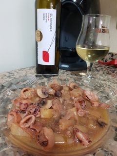 Una foto de Calamares al vino blanco