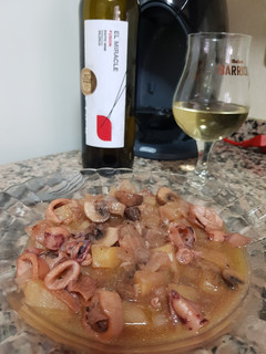 Una foto de Calamares al vino blanco