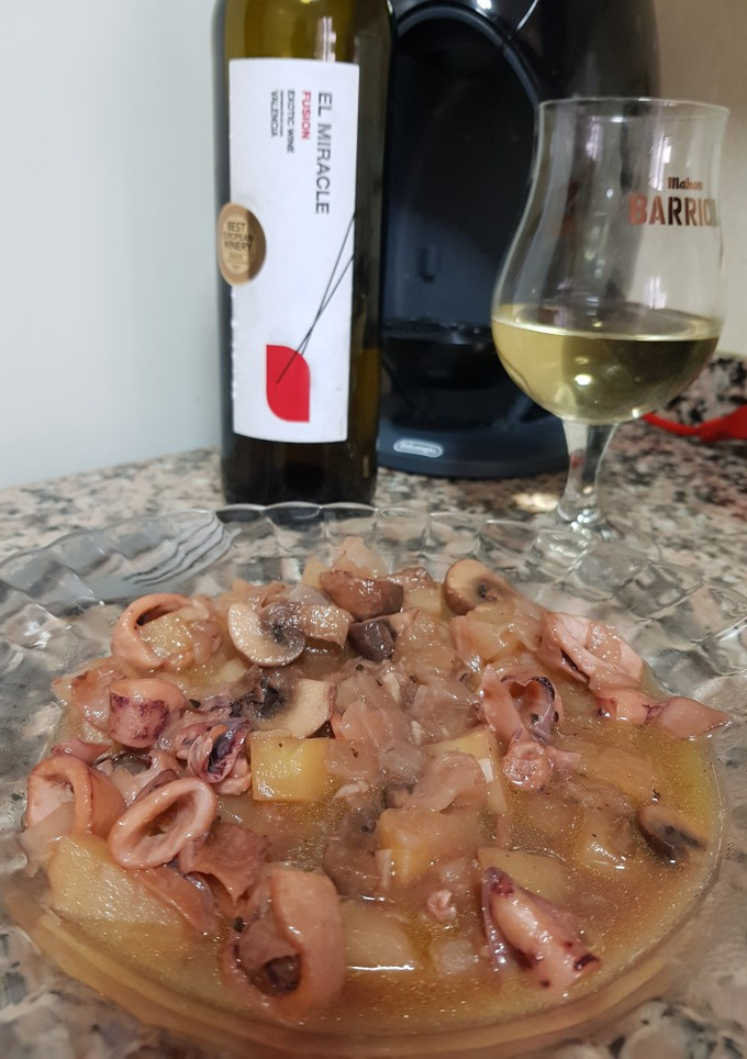 Una foto de Calamares al vino blanco