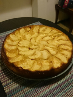 Una foto de Tarta de manzana con bizcocho 🍏🍰