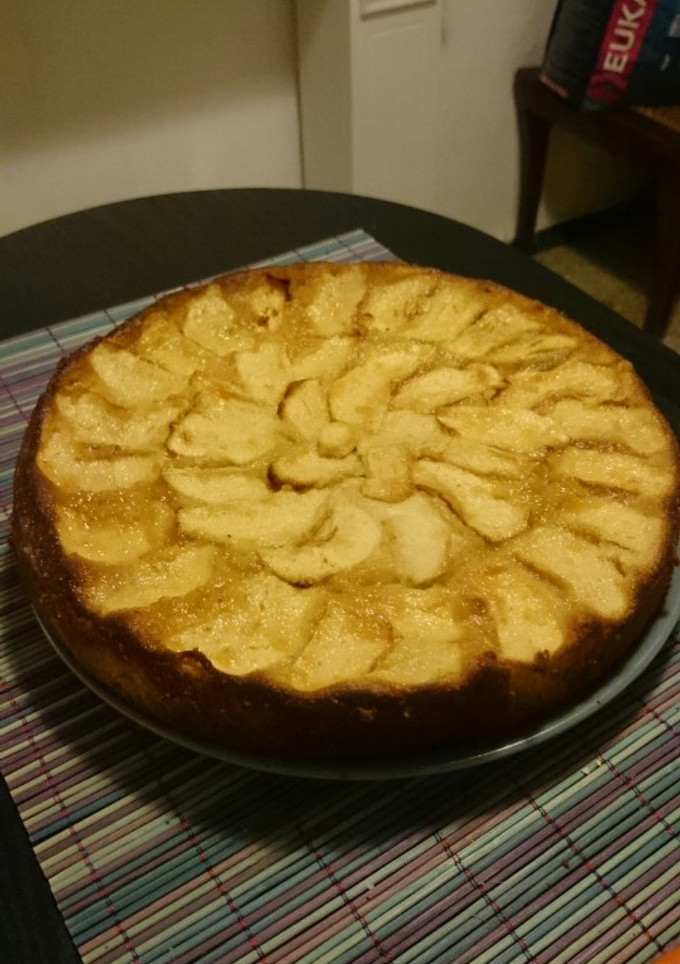 Una foto de Tarta de manzana con bizcocho 🍏🍰