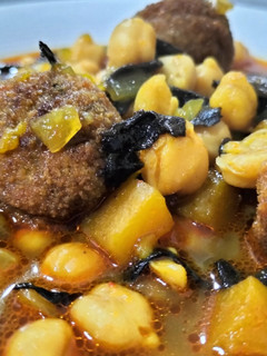 Una foto de Potaje de garbanzos con calabaza y trompetas de la muerte