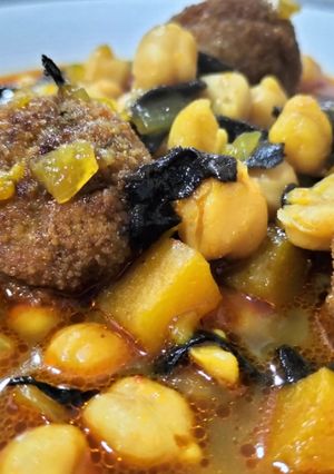 Una foto de Potaje de garbanzos con calabaza y trompetas de la muerte
