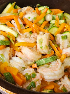 Una foto de Camarones salteados con verduras