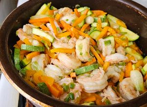 Una foto de Camarones salteados con verduras
