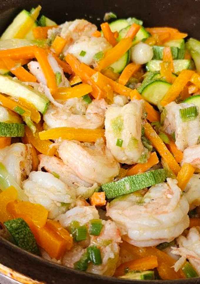 Una foto de Camarones salteados con verduras