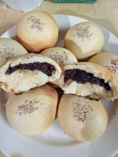 Una foto de Anpan o pan relleno de anko (pasta de porotos dulce)