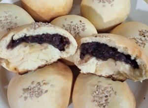 Una foto de Anpan o pan relleno de anko (pasta de porotos dulce)